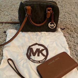 Michael Kors Crossbody w Matching Wallet